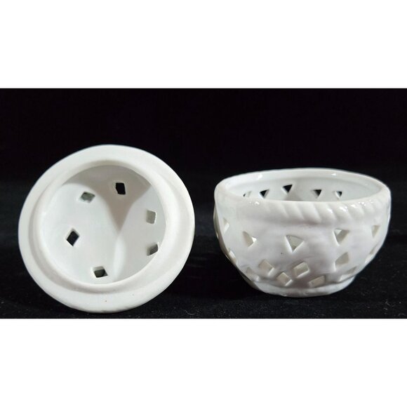 Beautiful porcelain roses trinket box cachet pot 3" - Picture 2 of 7